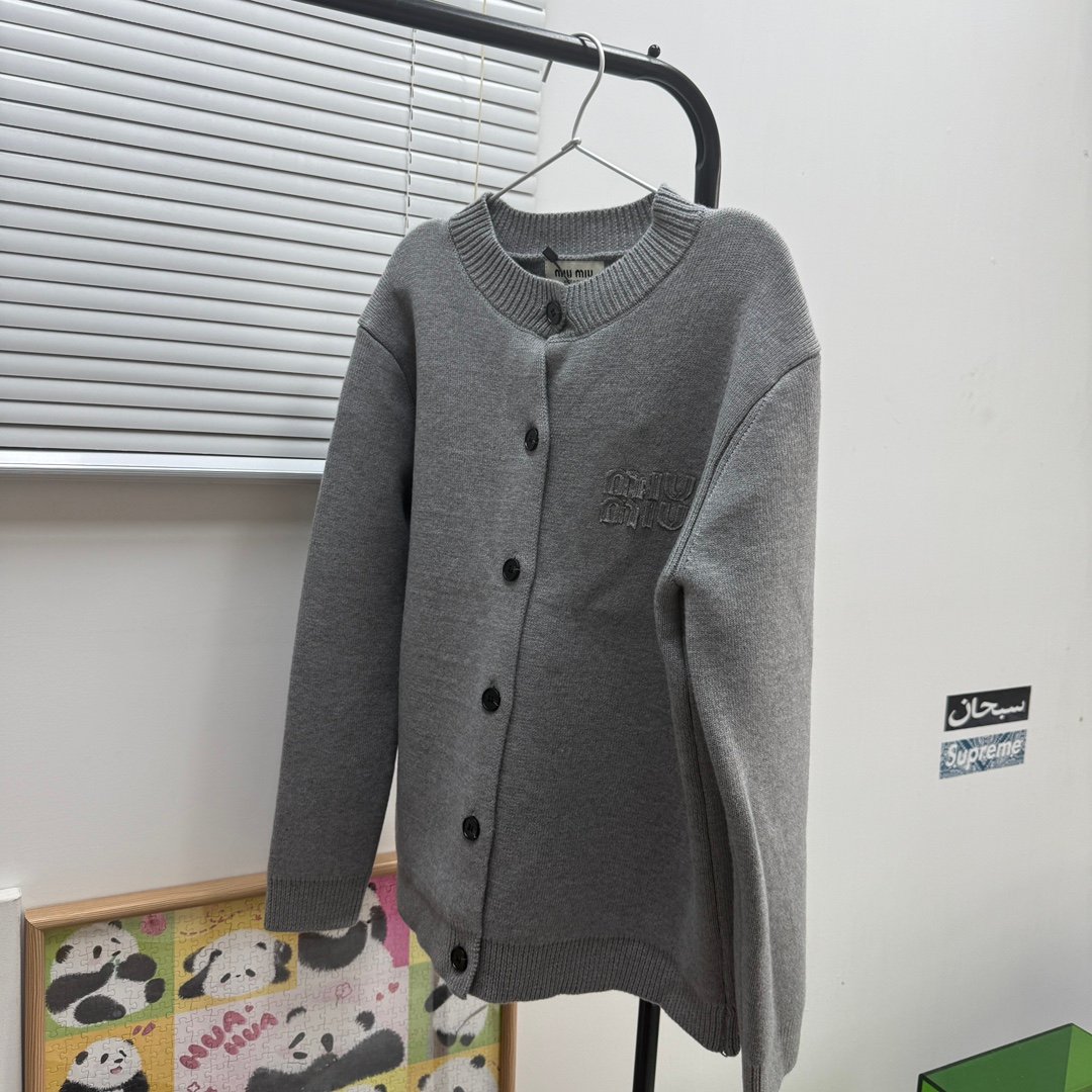 Cardigan Miu Miu Femme – Laine Grise Boutonnée – Image 3