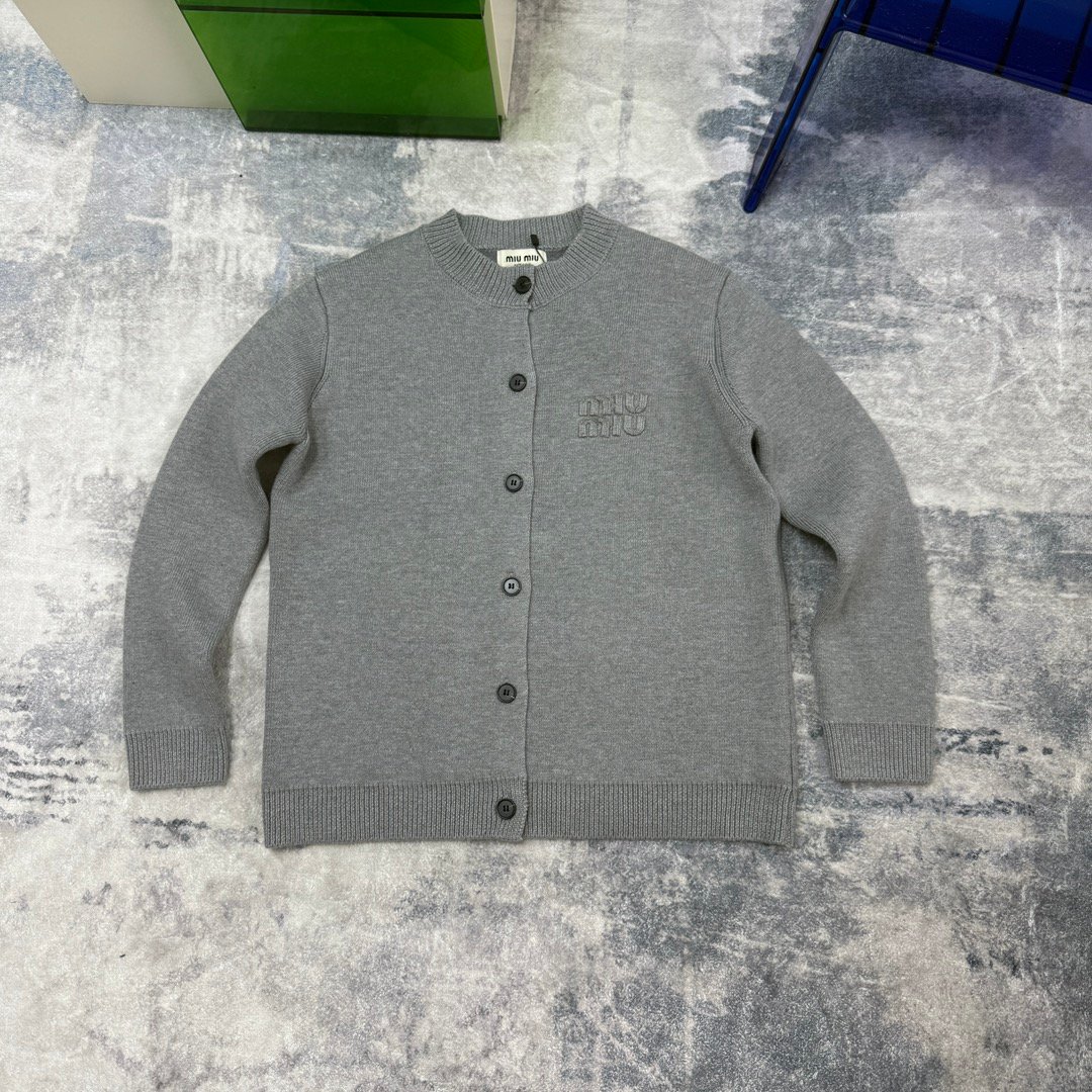 Cardigan Miu Miu Femme – Laine Grise Boutonnée – Image 5