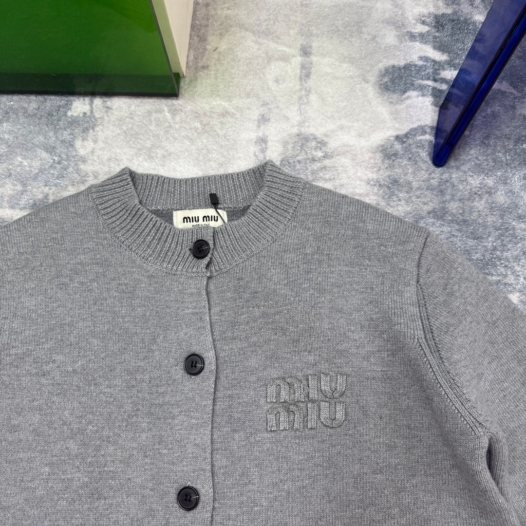 Cardigan Miu Miu Femme – Laine Grise Boutonnée – Image 6