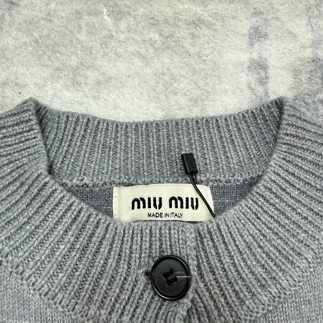 Cardigan Miu Miu Femme – Laine Grise Boutonnée – Image 8