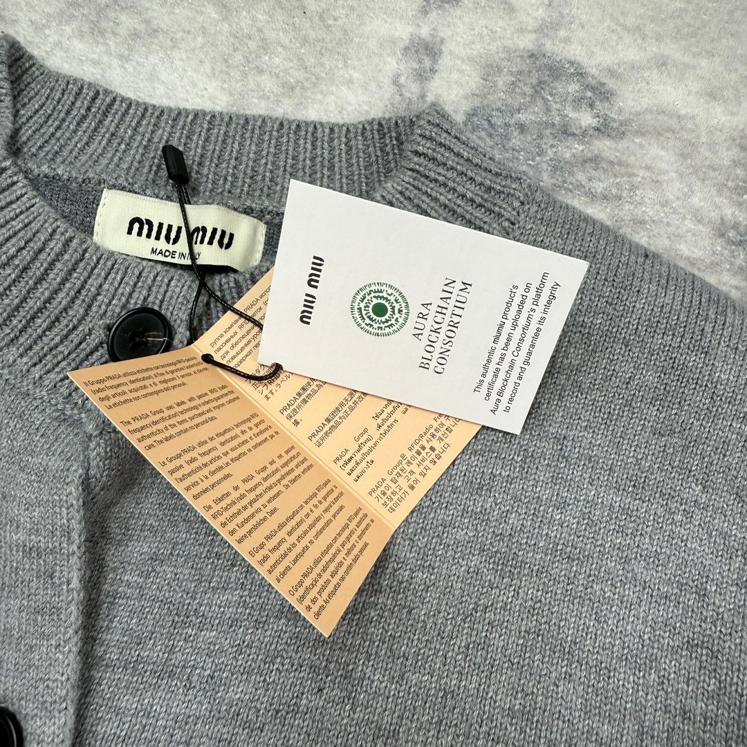 Cardigan Miu Miu Femme – Laine Grise Boutonnée – Image 9