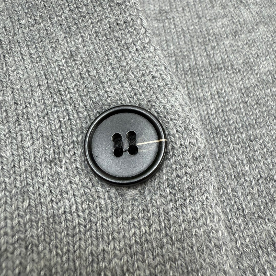 Cardigan Miu Miu Femme – Laine Grise Boutonnée – Image 11