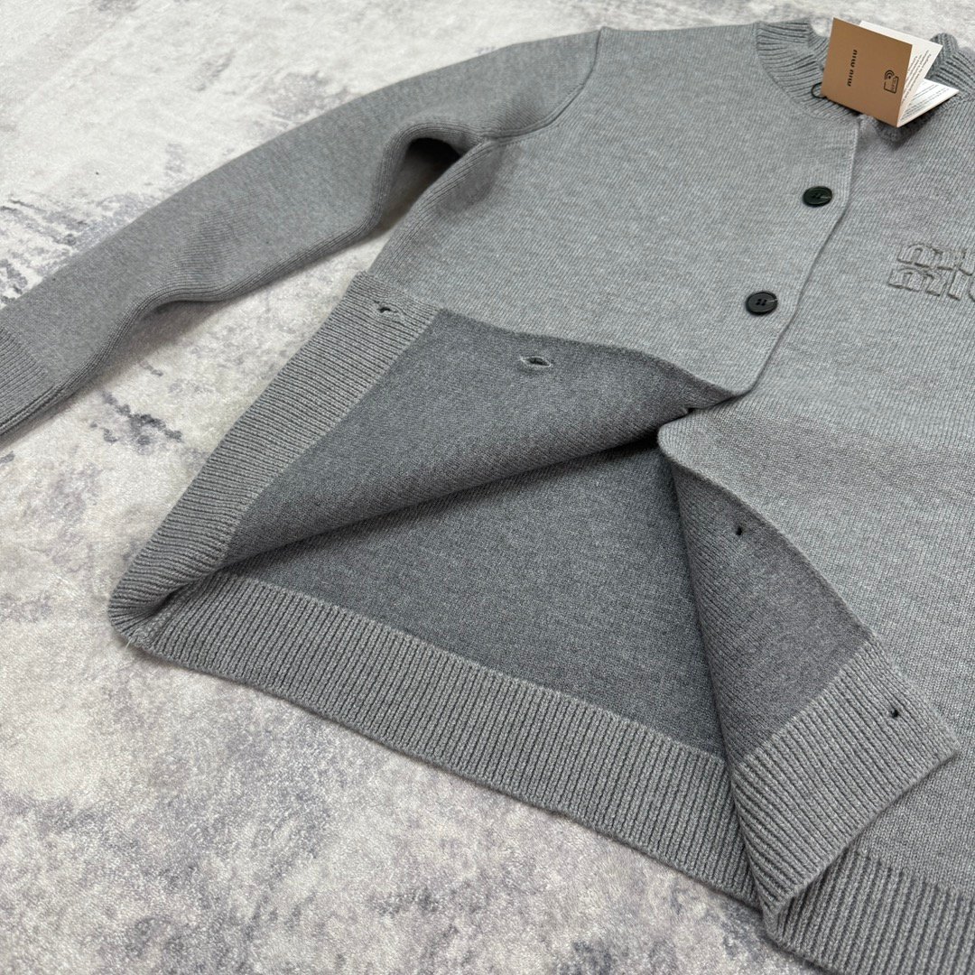 Cardigan Miu Miu Femme – Laine Grise Boutonnée – Image 15