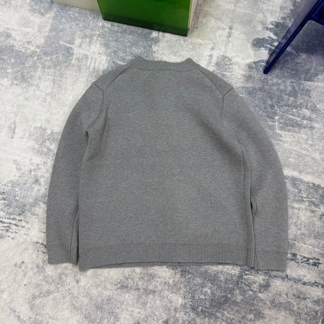Cardigan Miu Miu Femme – Laine Grise Boutonnée – Image 16