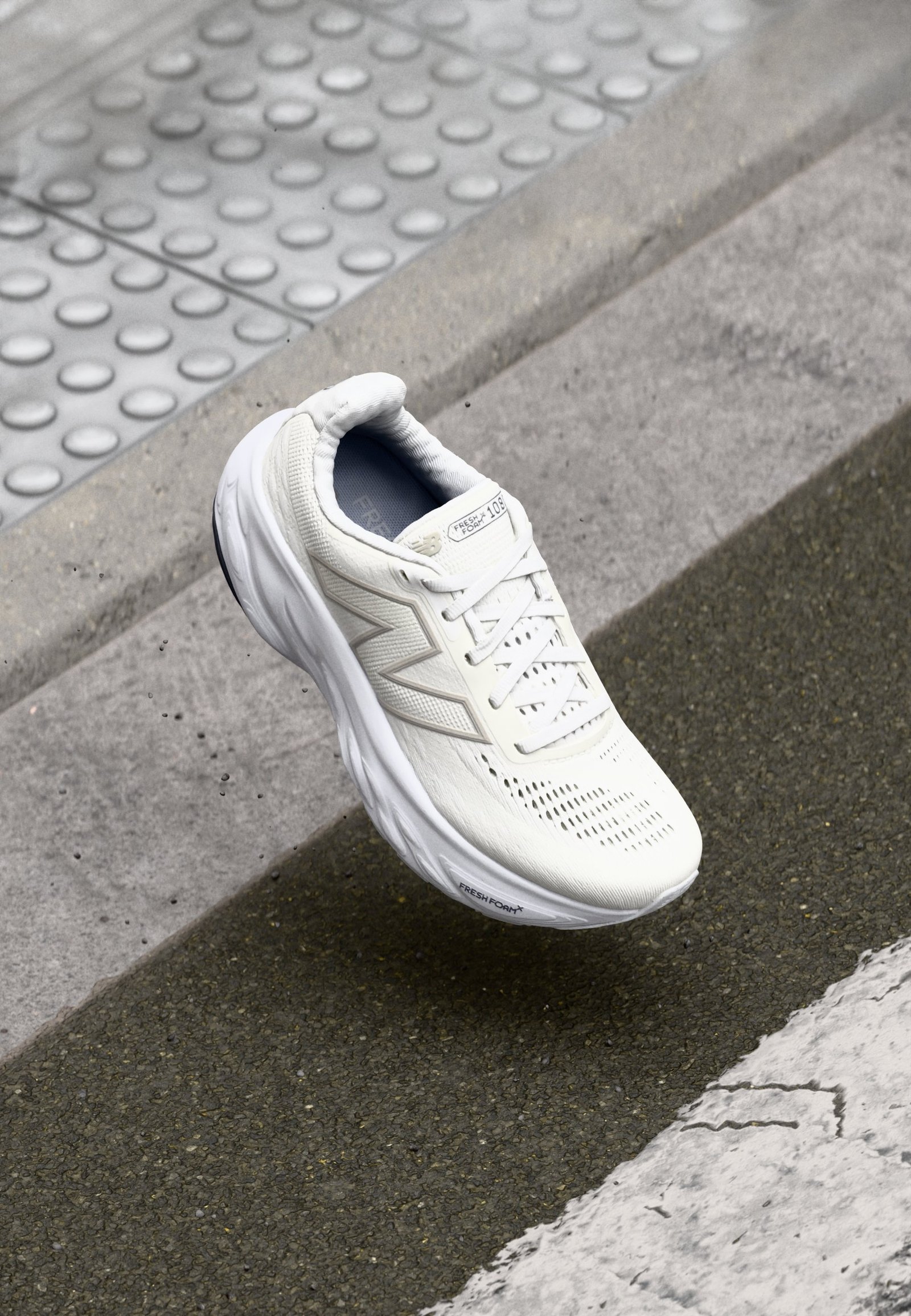 FRESH FOAM X 1080 V14 - Chaussures de running sur route - white - white