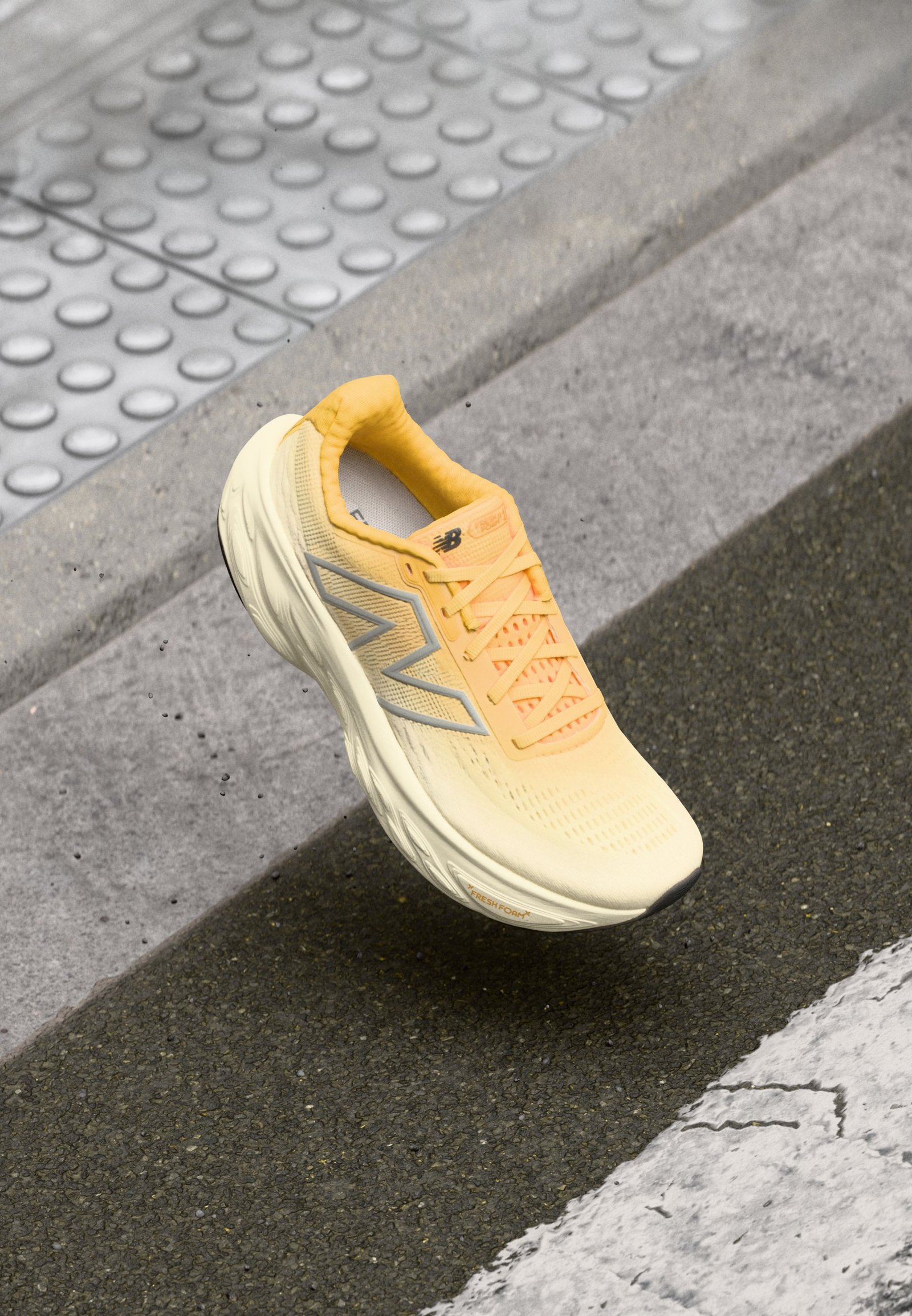 FRESH FOAM X 1080 V14 - Chaussures de running sur route - clementine - clementine