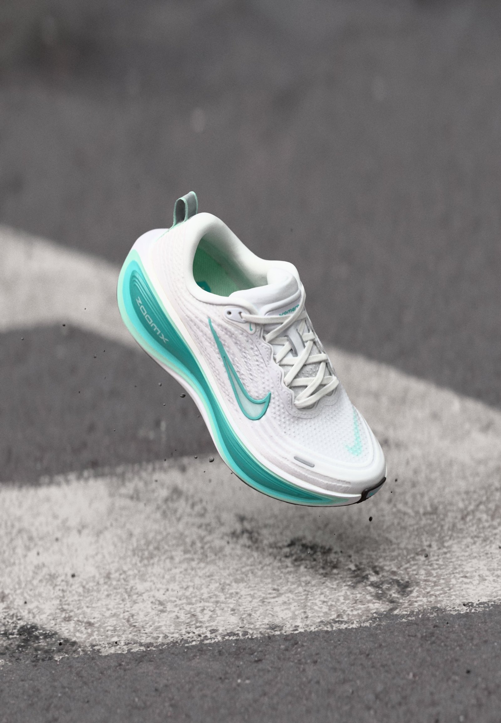 VOMERO PLUS - Chaussures de running sur route - white/bleached turquoise/mint foam/barely green/washed teal