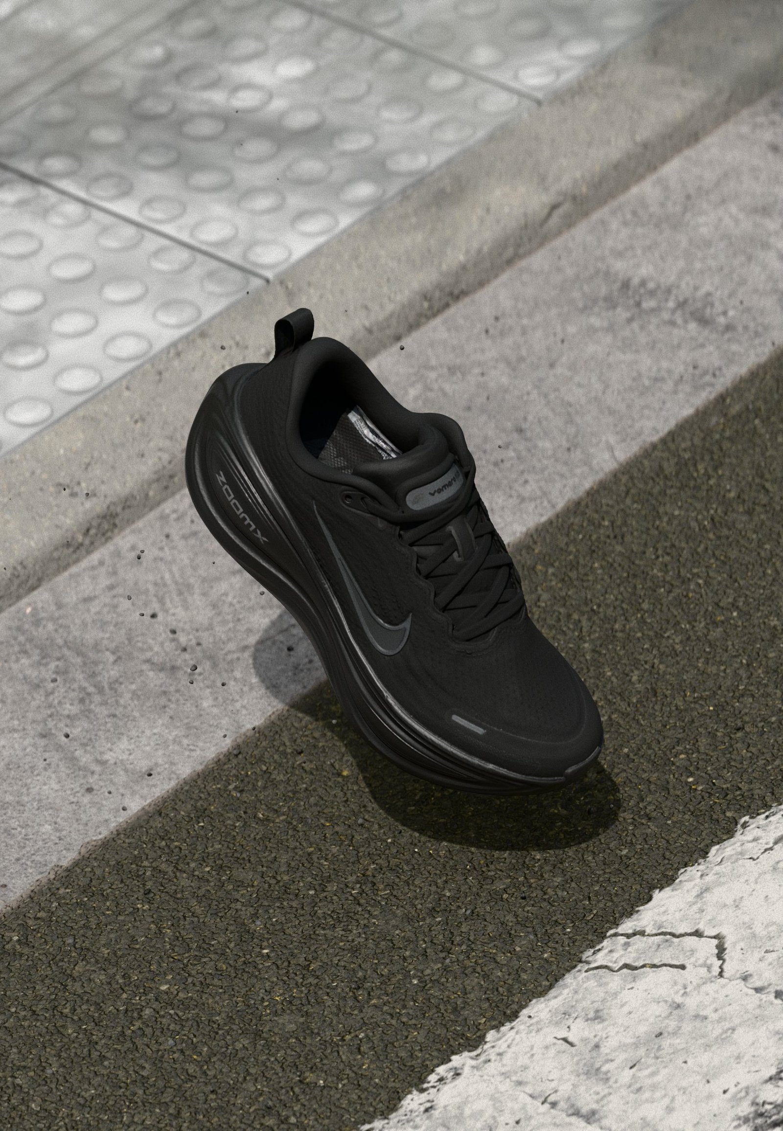 VOMERO PLUS - Chaussures de running sur route - black/dark smoke grey/metallic dark grey/cool grey