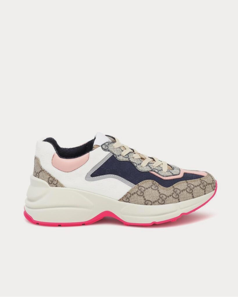 Baskets basses Gucci GG Rhyton bleu rose avec finitions en cuir