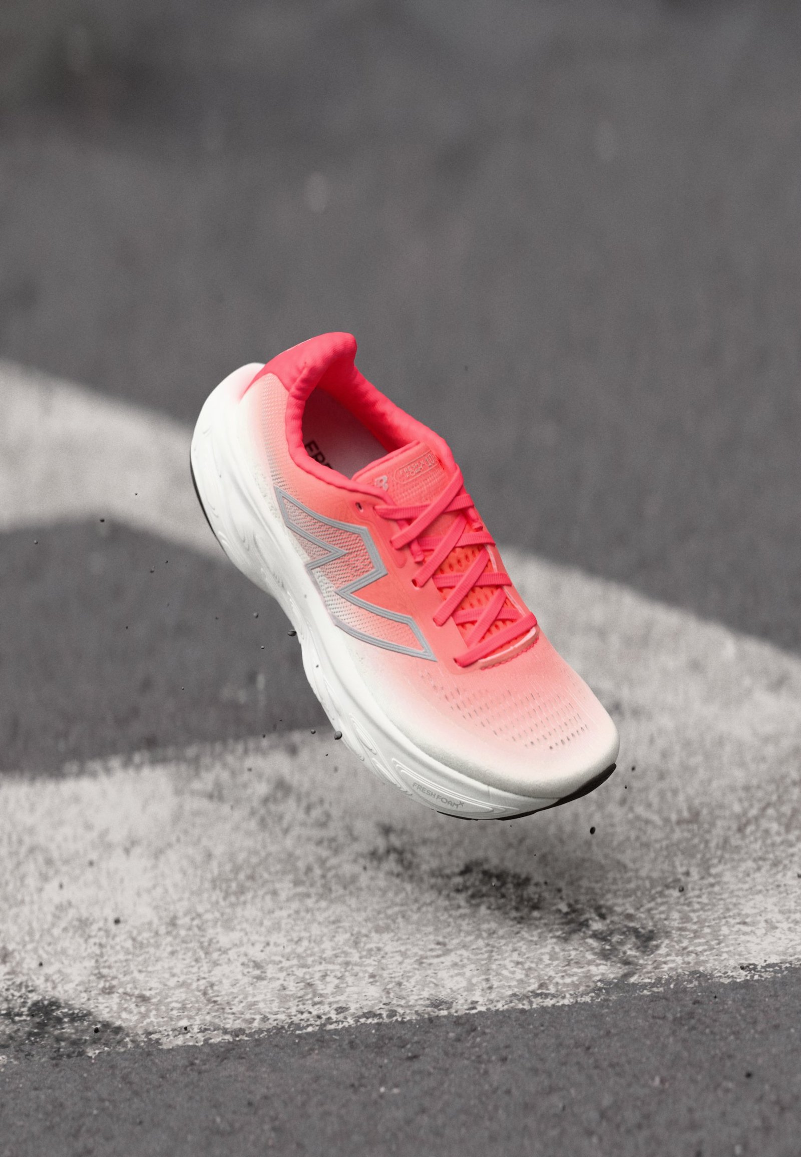 FRESH FOAM X 1080 V14 - Chaussures de running sur route - urgent red - urgent red