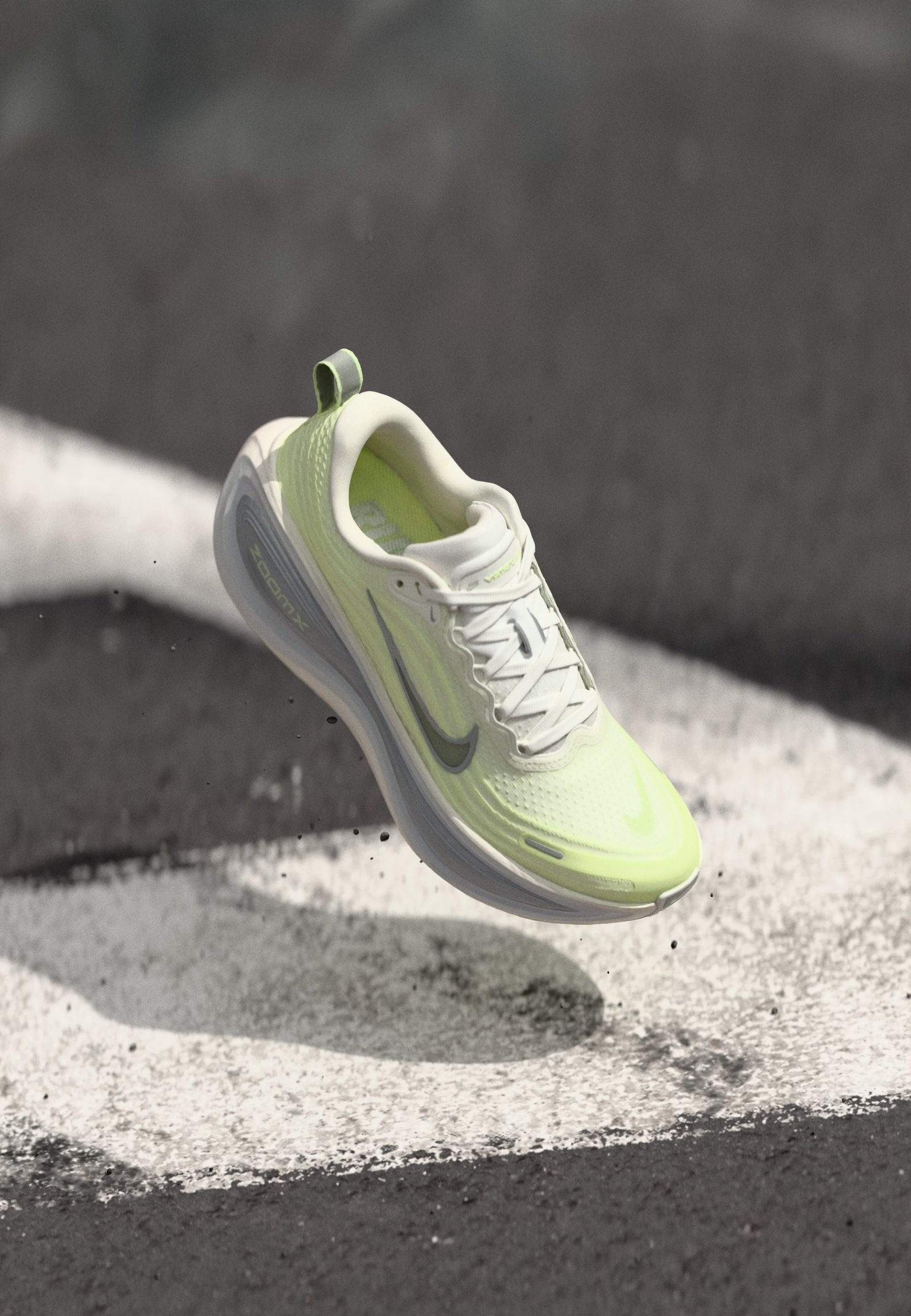 VOMERO PLUS - Chaussures de running sur route - sail/metallic silver/barely volt/pure platinum/football grey