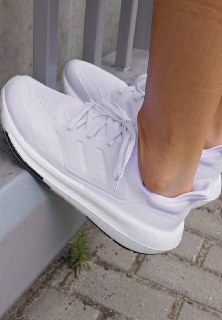 ULTRABOOST LIGHT - Chaussures de running sur route - cloud white cloud white crystal white - cloud white cloud white crystal white – Image 2