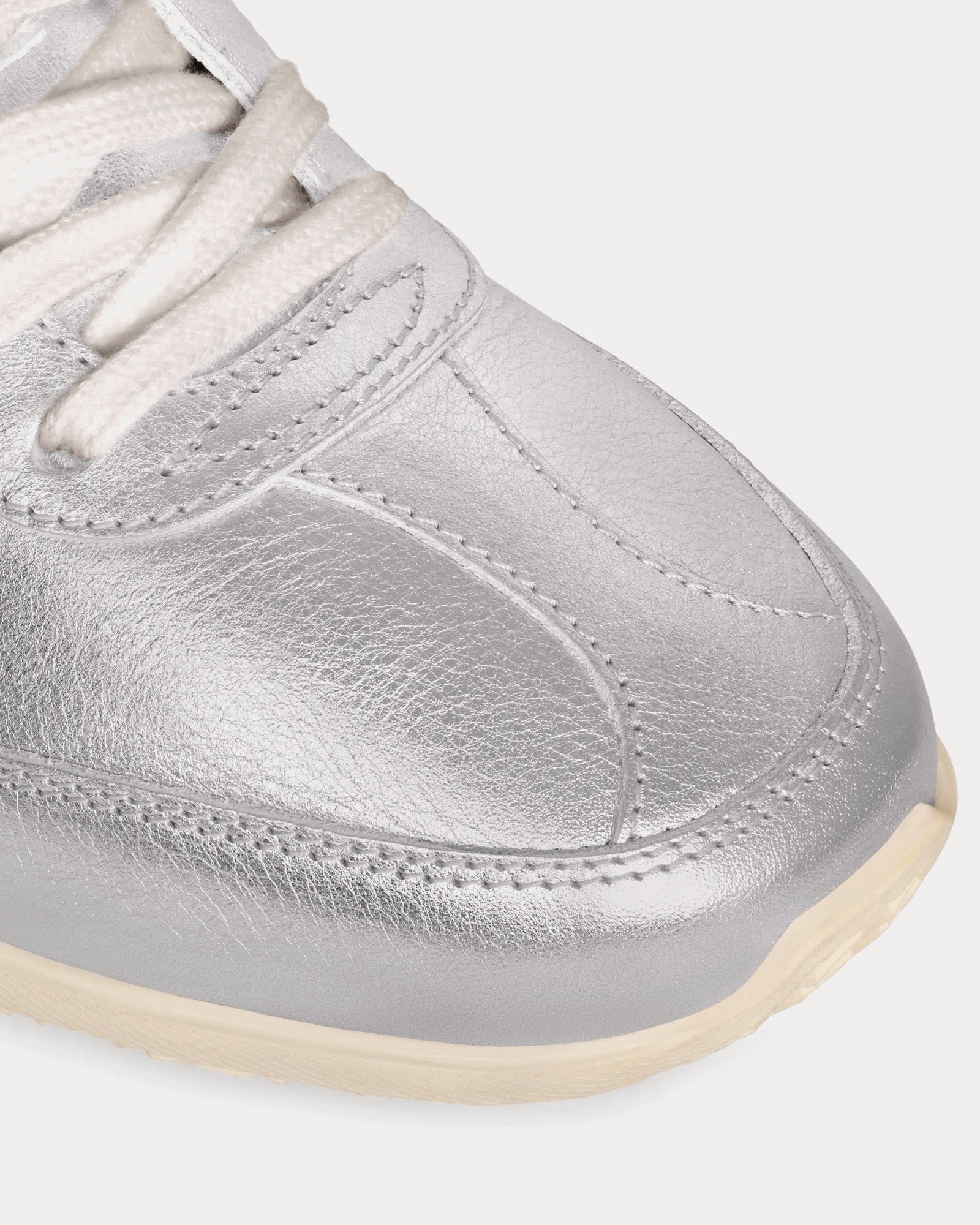 Baskets basses Celine Jogger avec signature Triomphe en cuir de veau laminé argent/blanc optique – Image 4
