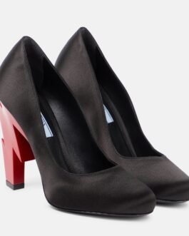 Escarpins Prada en satin noir avec talon éclair rouge vif – Élégance italienne audacieuse