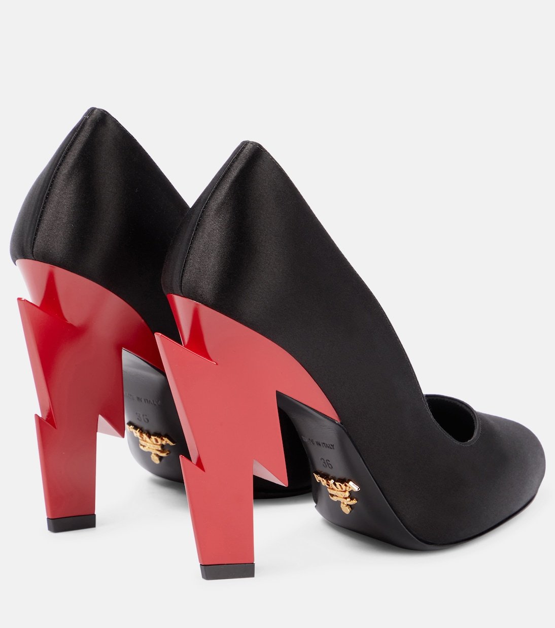 Escarpins Prada en satin noir avec talon éclair rouge vif – Élégance italienne audacieuse – Image 3