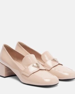Escarpins Prada en cuir verni beige Cipria avec logo triangulaire