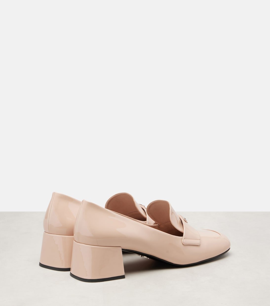 Escarpins Prada en cuir verni beige Cipria avec logo triangulaire – Image 2