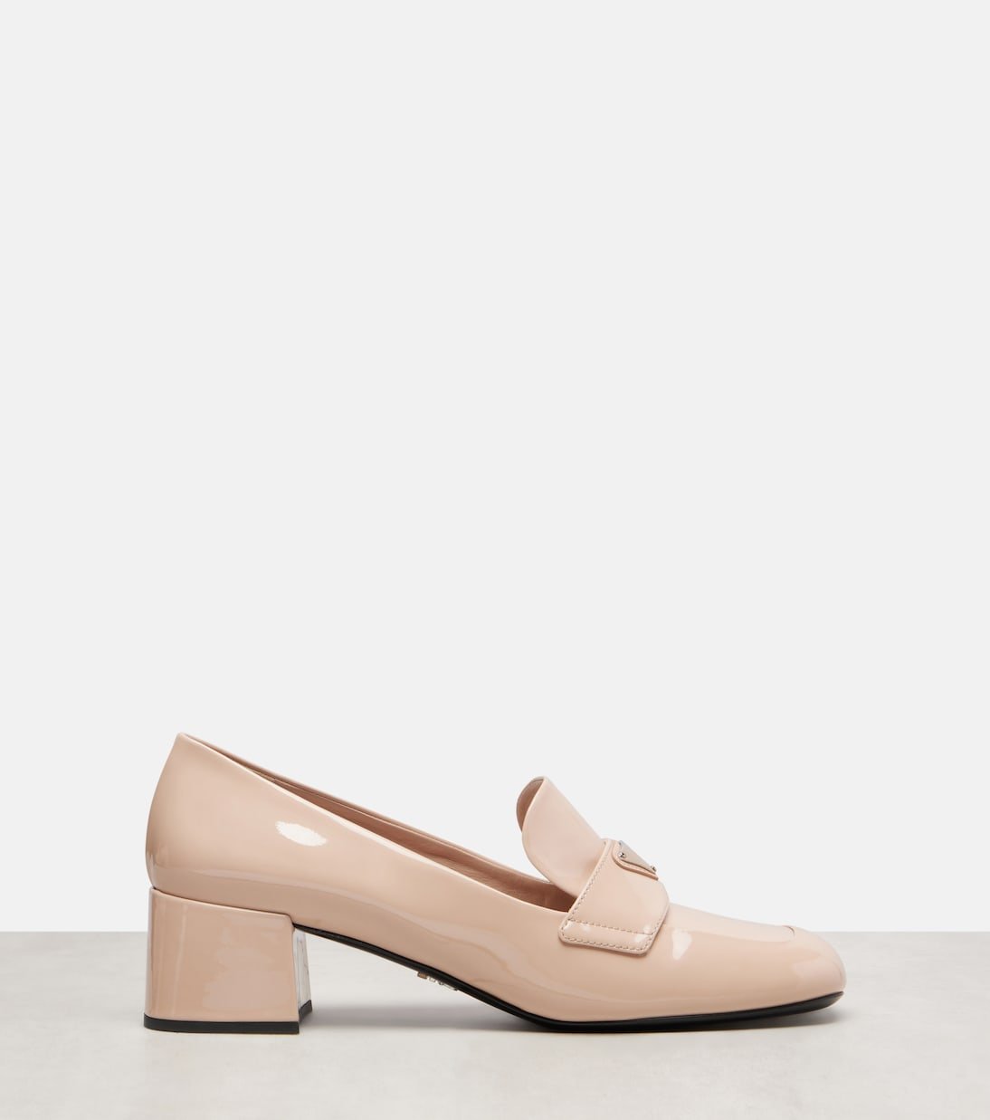 Escarpins Prada en cuir verni beige Cipria avec logo triangulaire – Image 4