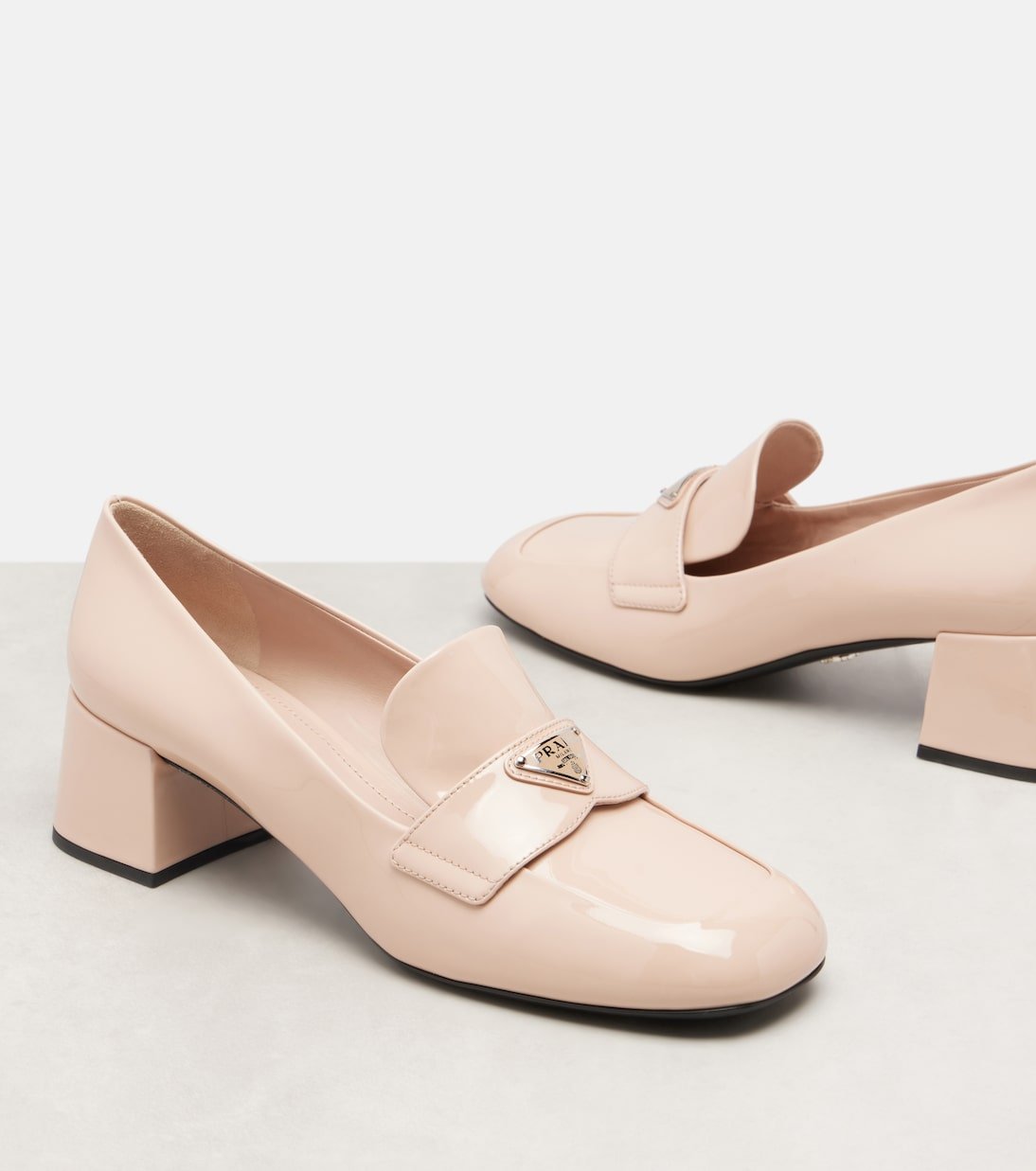 Escarpins Prada en cuir verni beige Cipria avec logo triangulaire – Image 5