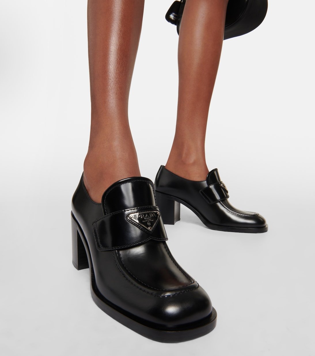 Escarpins Prada Chocolate Flow en cuir noir avec talons blocs et logo subtil – Image 3