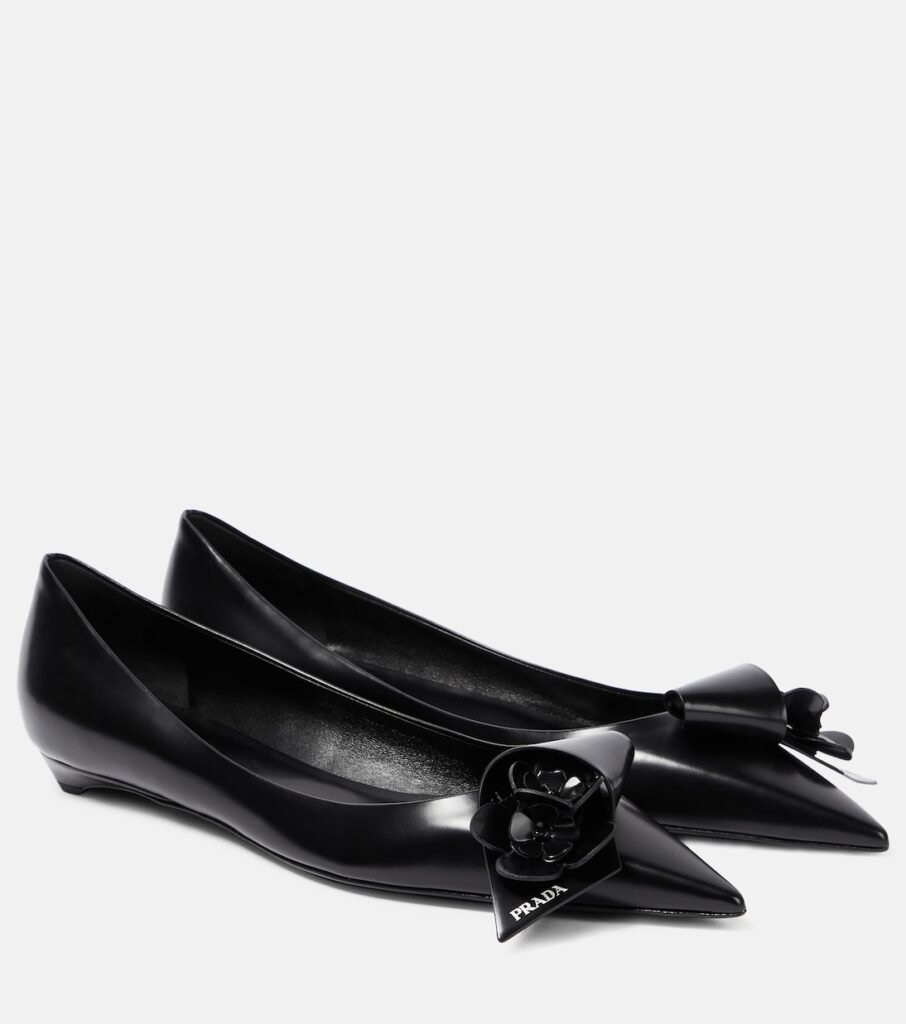 Ballerines Prada Fleur Vernies – Cuir Noir à Bout Pointu