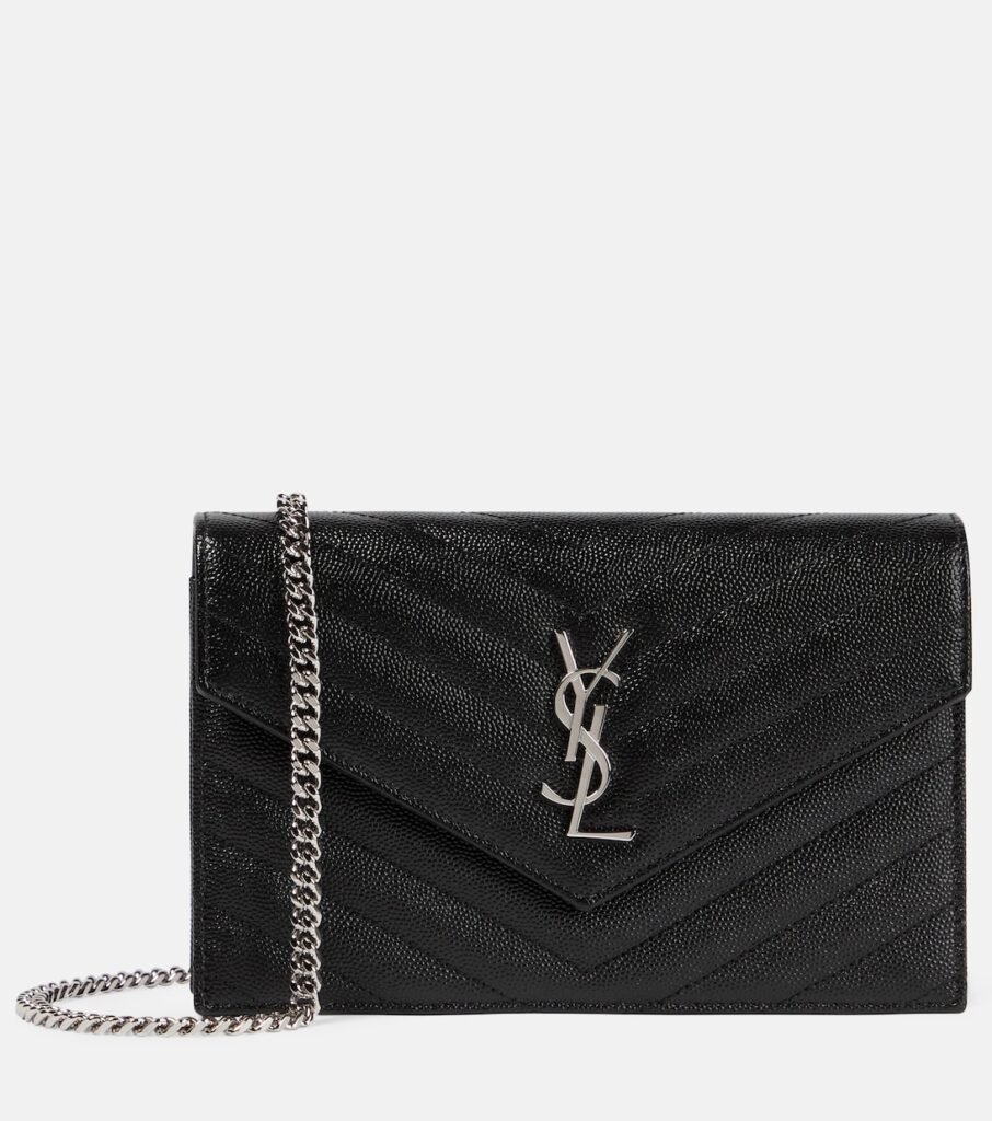 Portefeuille à chaîne Cassandre matelassé envelope en cuir