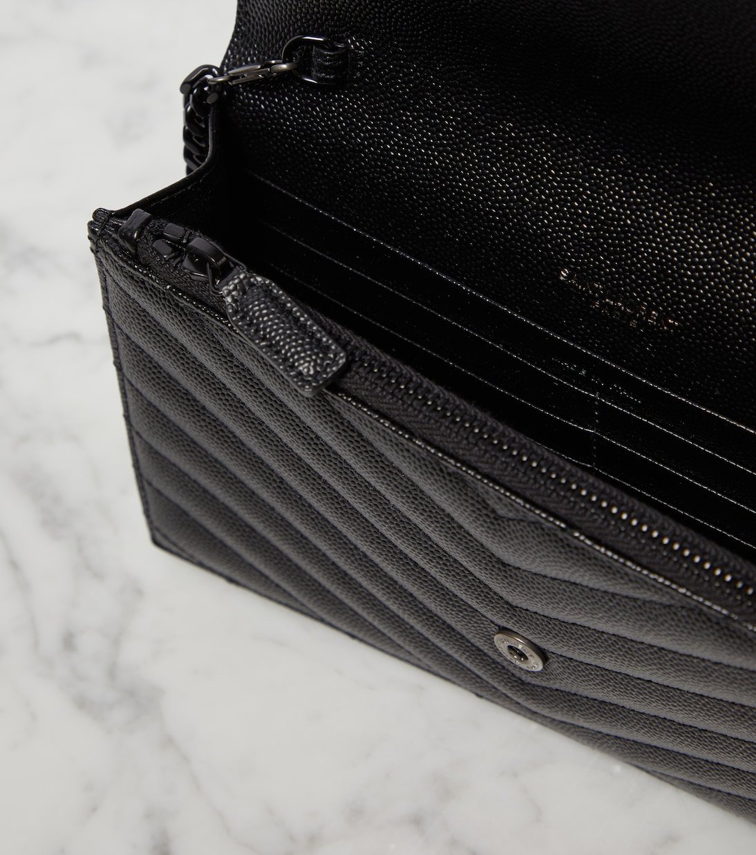 Portefeuille à chaîne Cassandre en cuir matelassé – Image 3