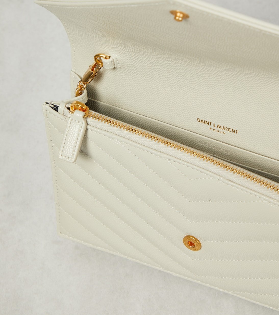 Portefeuille à chaîne Cassandre en cuir matelassé – Image 3