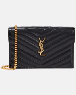 Portefeuille à chaîne Cassandre Envelope en cuir matelassé