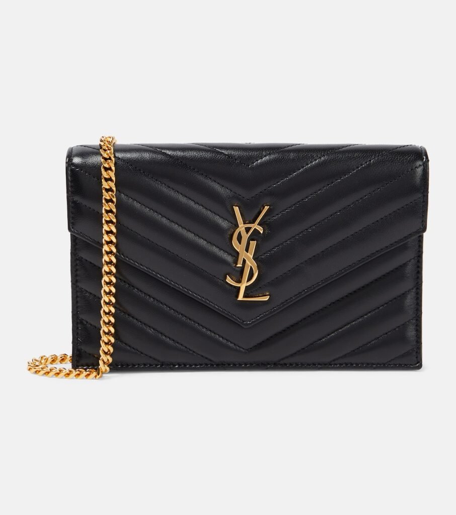 Portefeuille à chaîne Cassandre Envelope en cuir matelassé