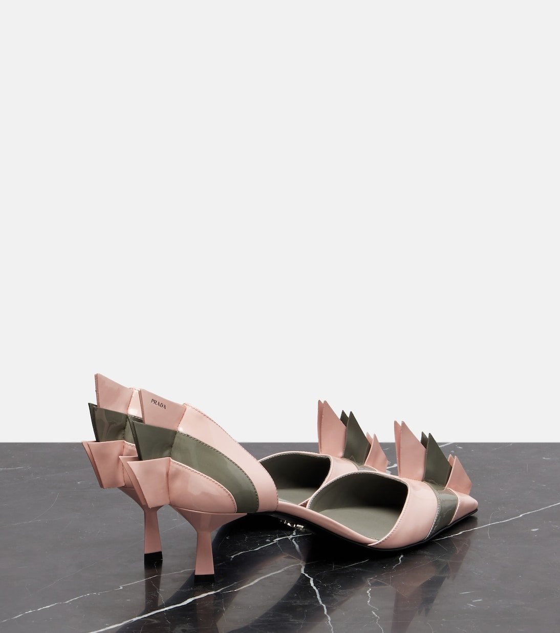 Escarpins Prada en cuir verni brillant, élégance italienne moderne – Image 2