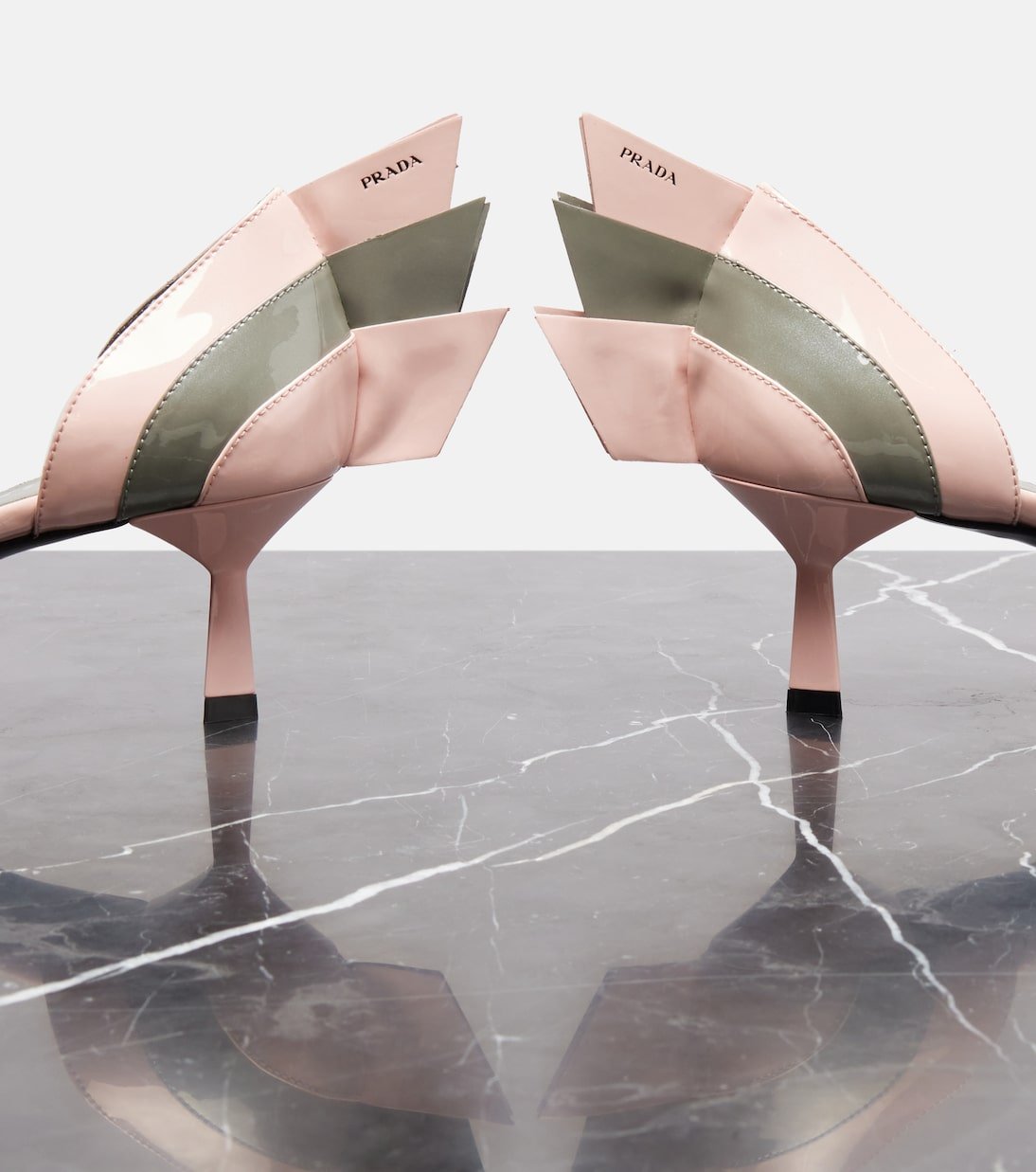 Escarpins Prada en cuir verni brillant, élégance italienne moderne – Image 5