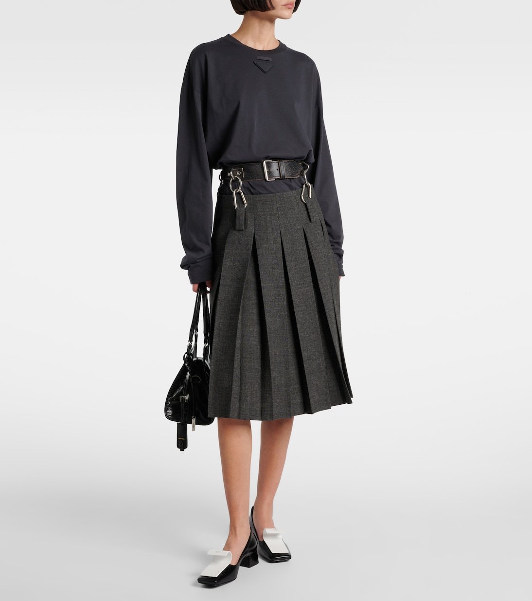 Escarpins Prada en cuir bicolore noir et blanc, élégance italienne – Image 3