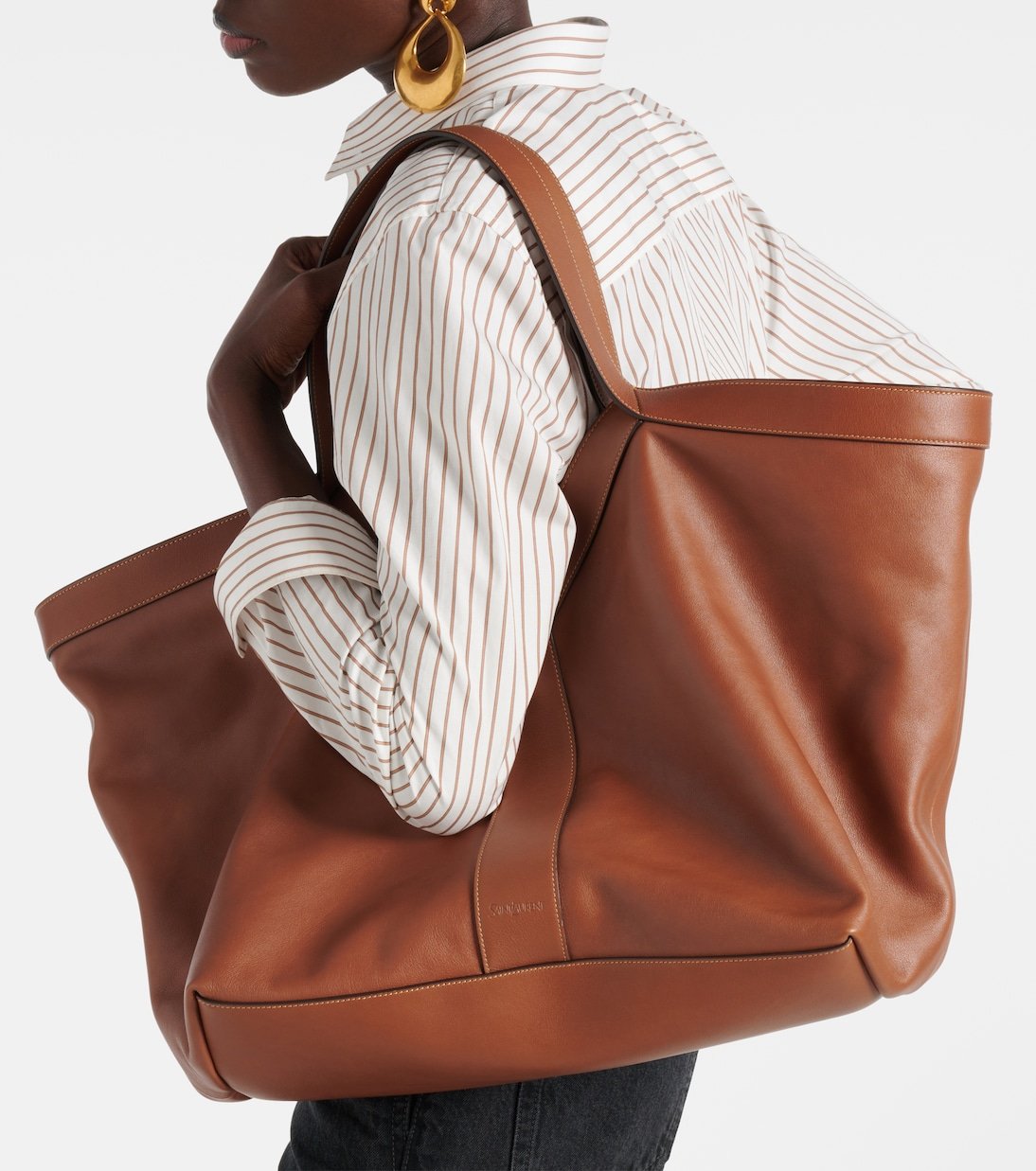 Sac à main en cuir daim marron avec bandoulière et poche zippée – Image 2