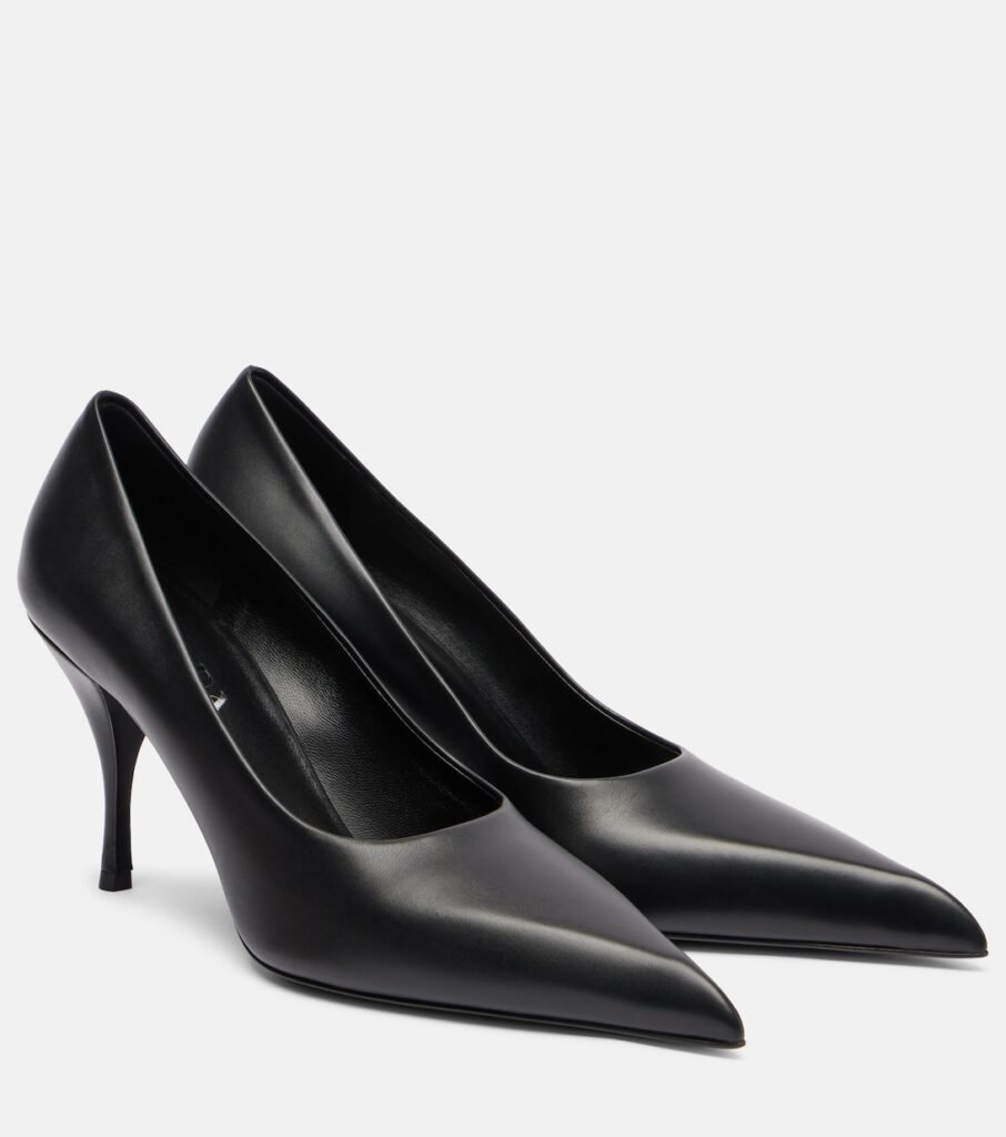 Escarpins Prada en cuir noir, talons aiguilles 8,5 cm, élégance italienne