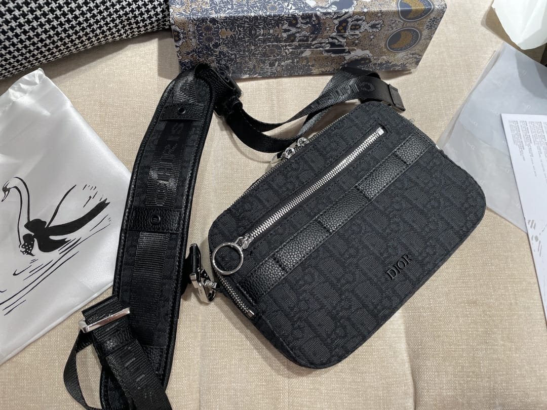 CHRISTIAN DIOR || Sac Safari à bandoulière en jacquard Dior Oblique noir
