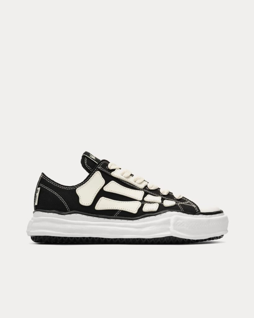 Baskets basses noires et blanches MMY Bones