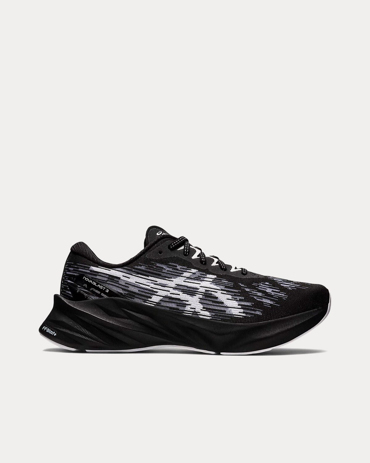 NOVABLAST 3 Black / White Running Shoes