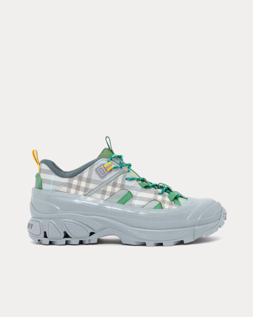 Baskets basses Burberry Arthur Check en nylon gris clair