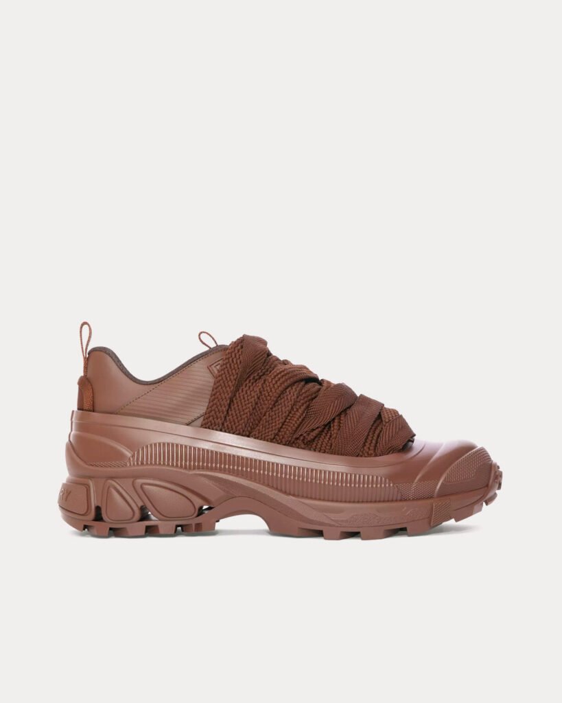 Baskets basses Burberry Arthur en cuir et nylon marron terre foncé avec détails en dentelle