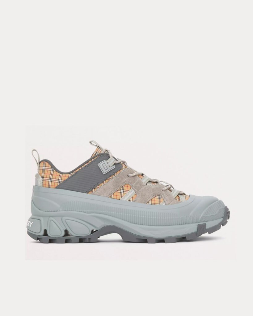 Baskets basses Burberry Arthur Check et daim gris