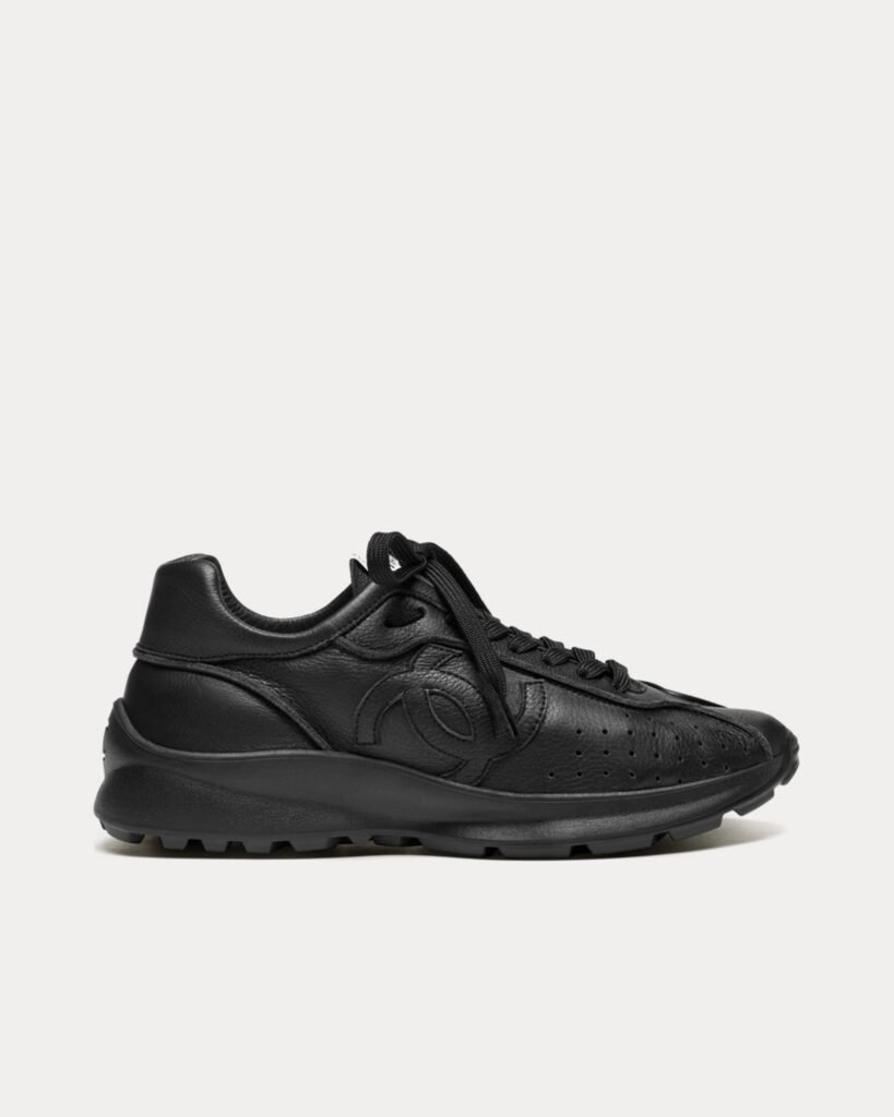 Baskets basses Chanel en cuir noir