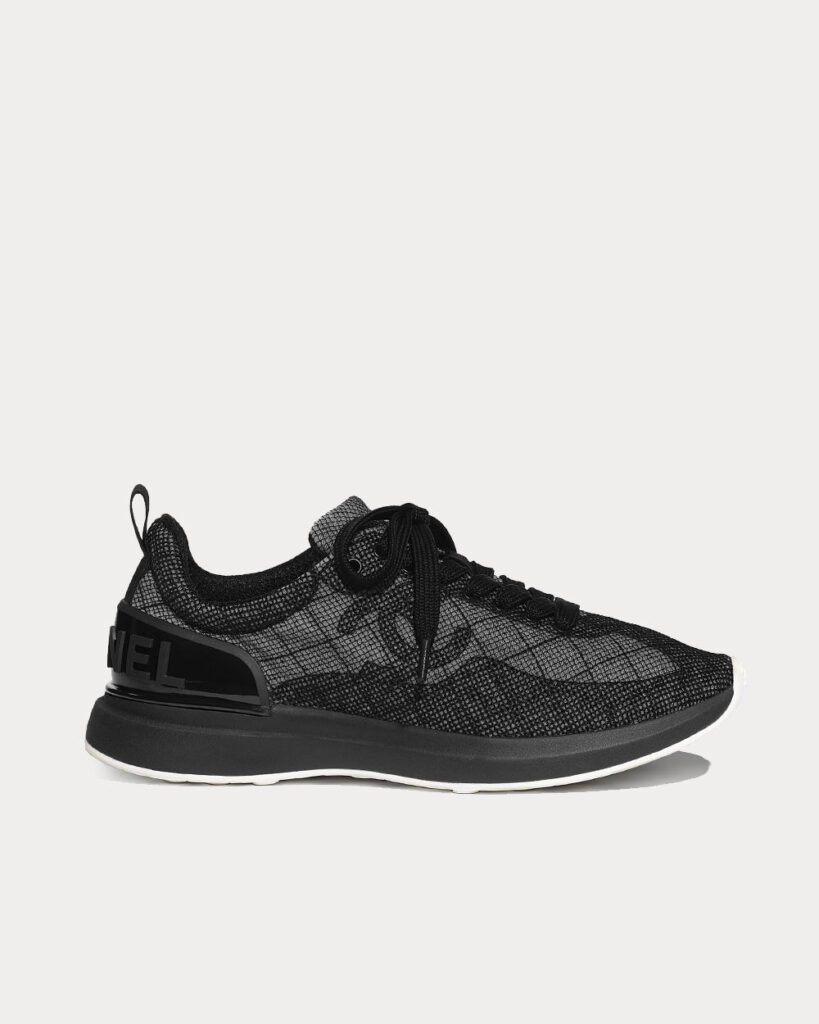 Baskets basses noires en maille brodée Chanel