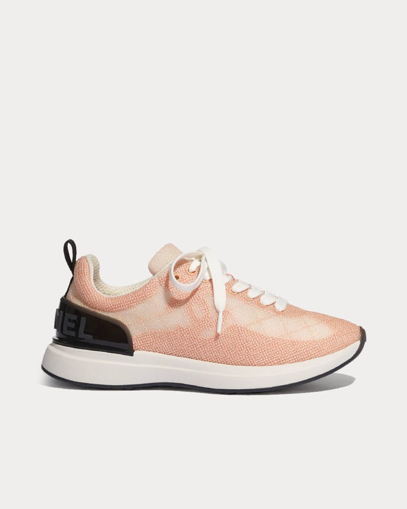 Baskets basses Chanel en maille brodée rose pâle