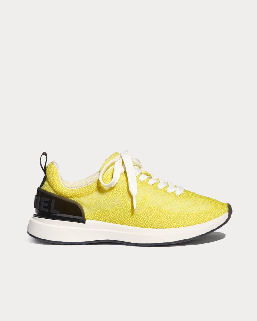 Baskets basses jaunes en maille brodée Chanel