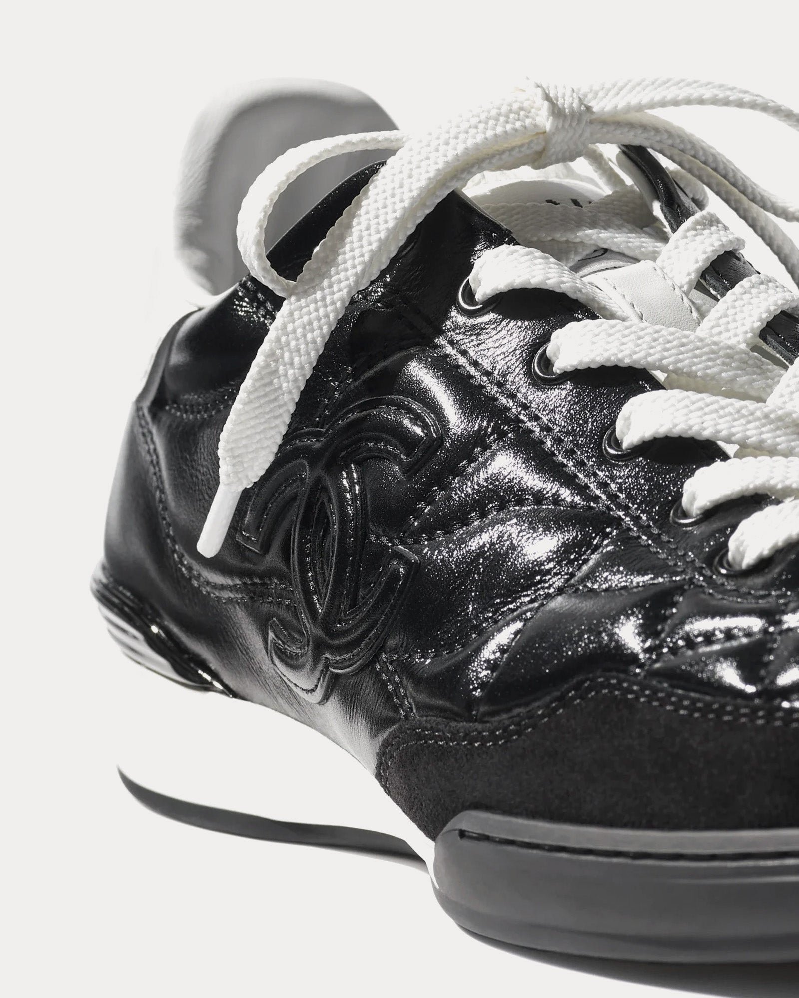 Baskets basses Chanel en cuir de veau brillant noir/blanc – Image 2