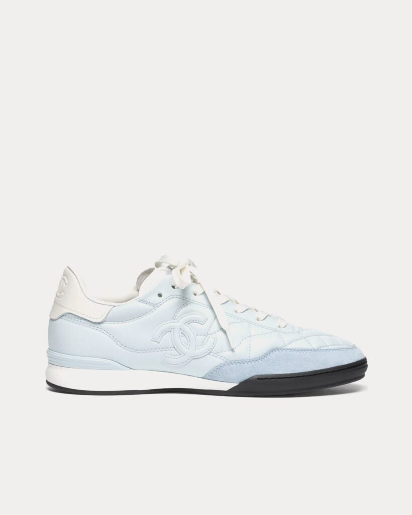 Baskets basses Chanel en cuir de veau brillant bleu