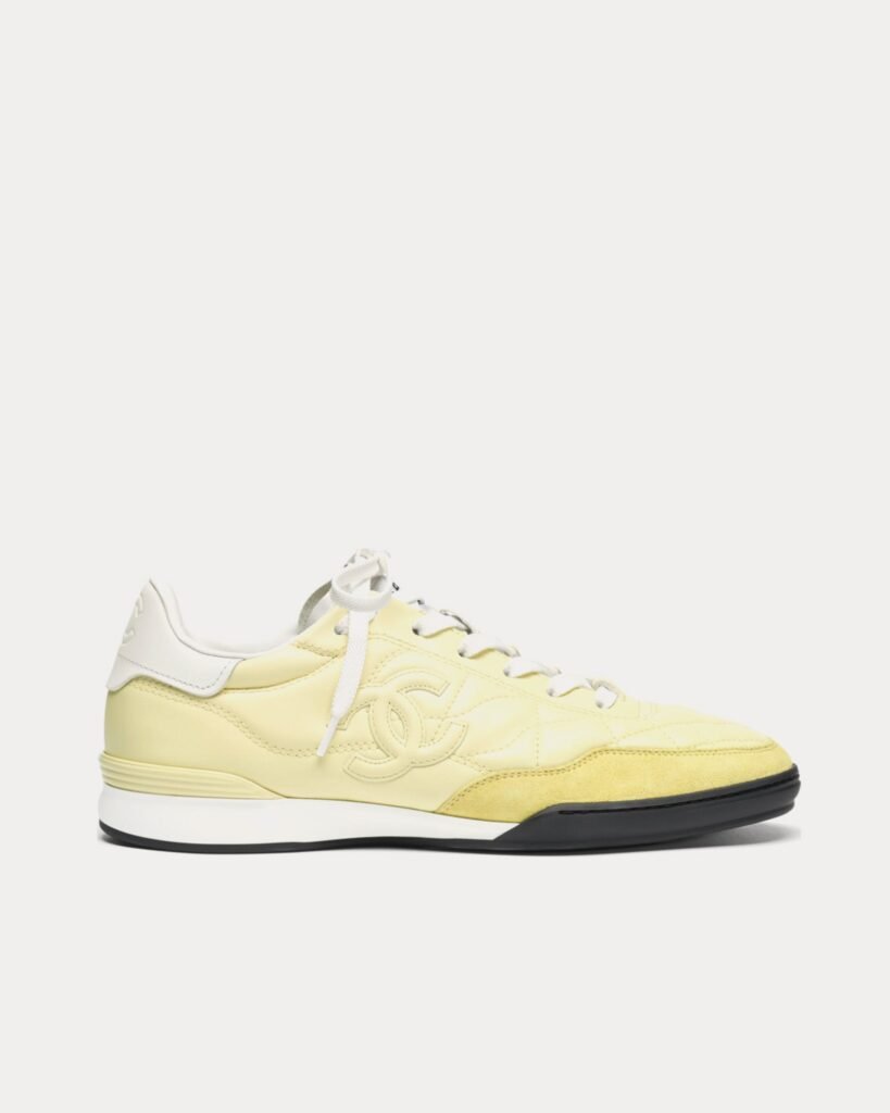 Baskets basses Chanel en cuir de veau brillant jaune