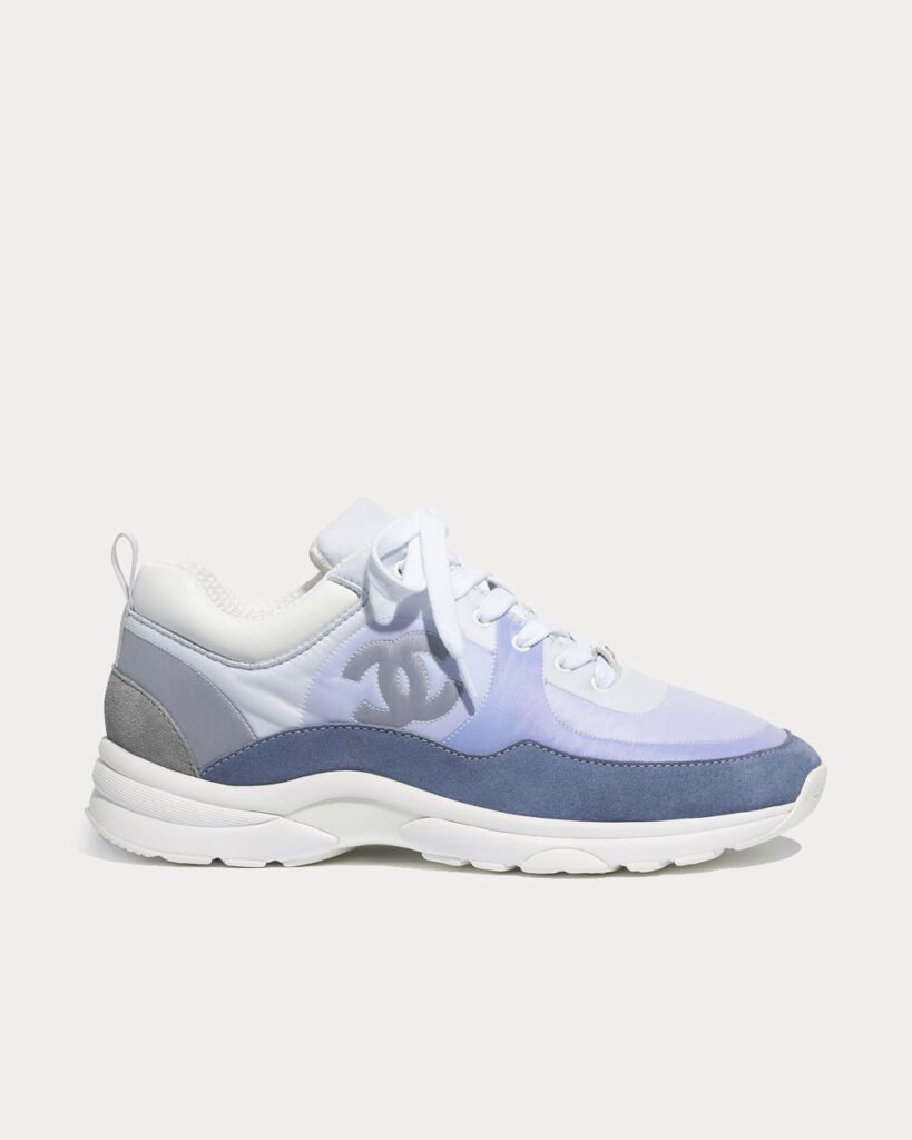 Baskets basses Chanel en cuir de veau suédé et nylon bleu ciel