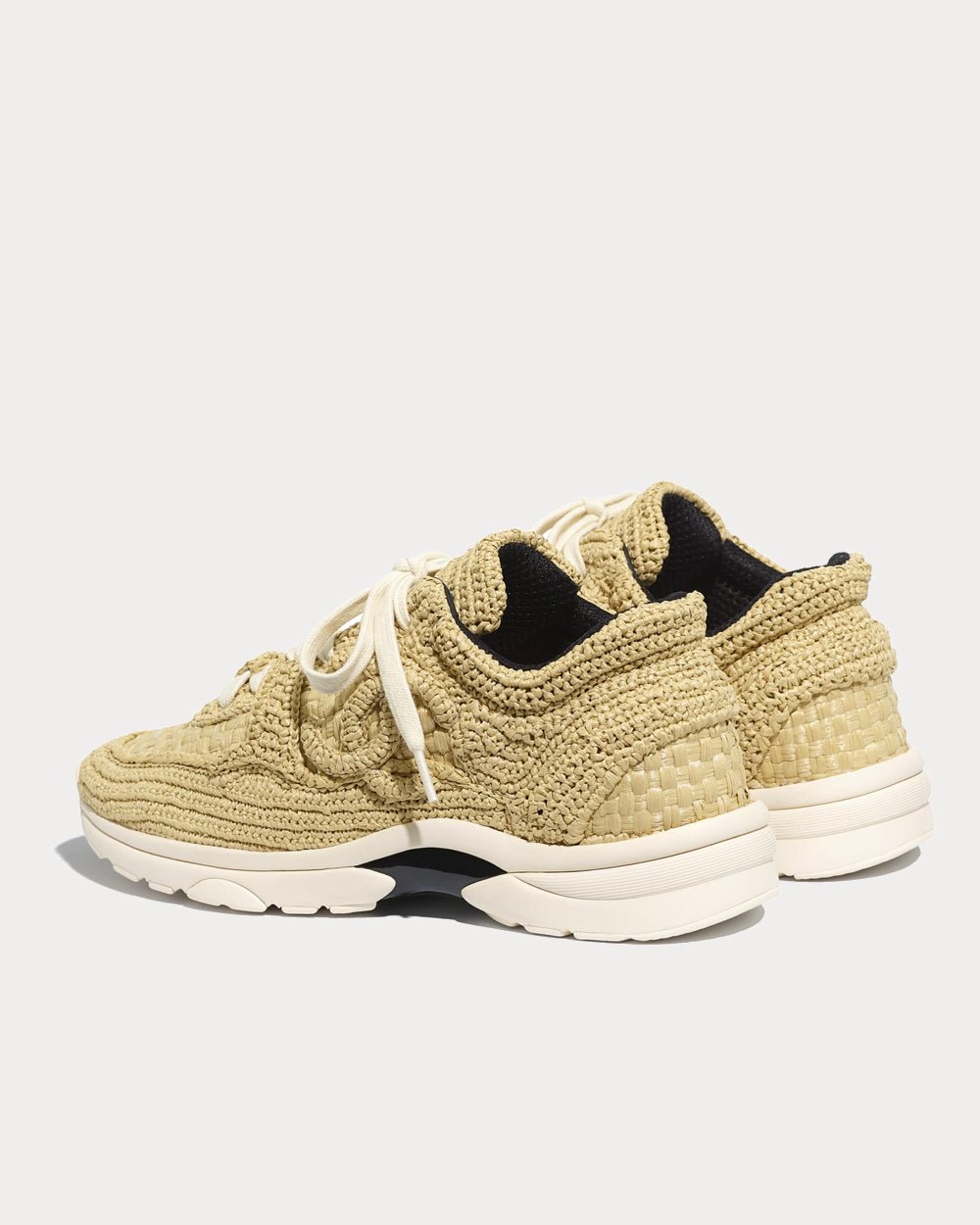 Baskets basses beiges en raphia tressé Chanel